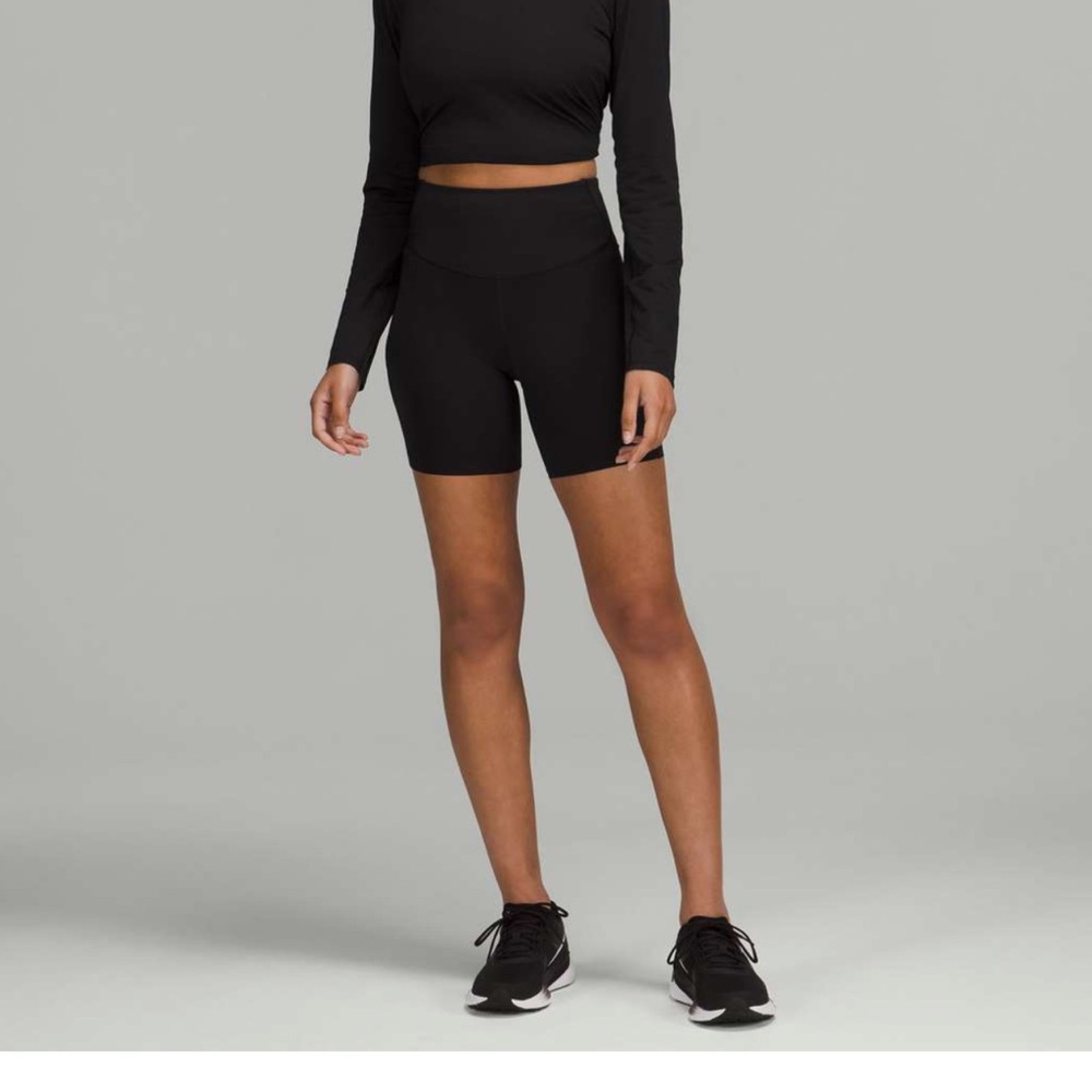 Lululemon Base Pace High-Rise Short 6"
Black Size 6